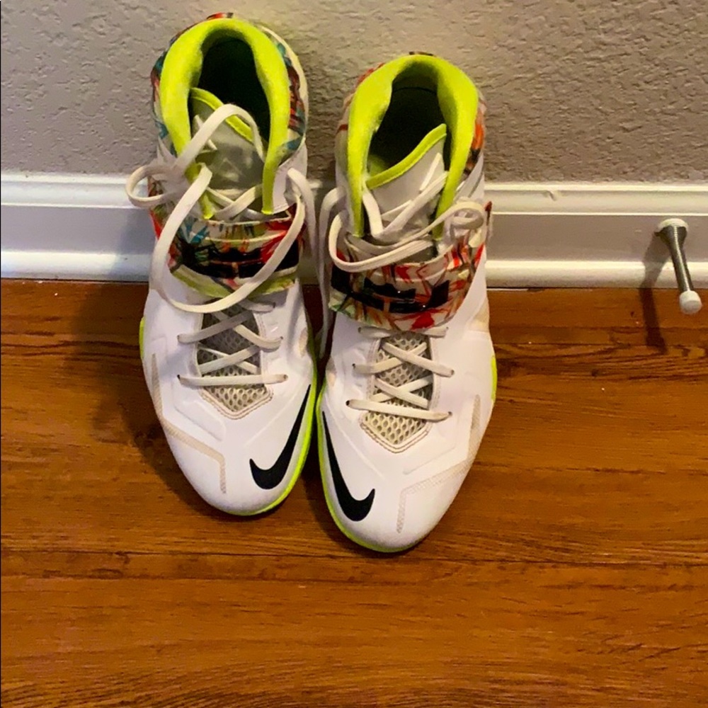 Men’s Lebron Basketball Shoe